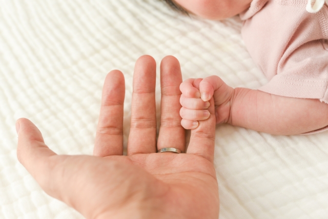指を握る赤ちゃんの手